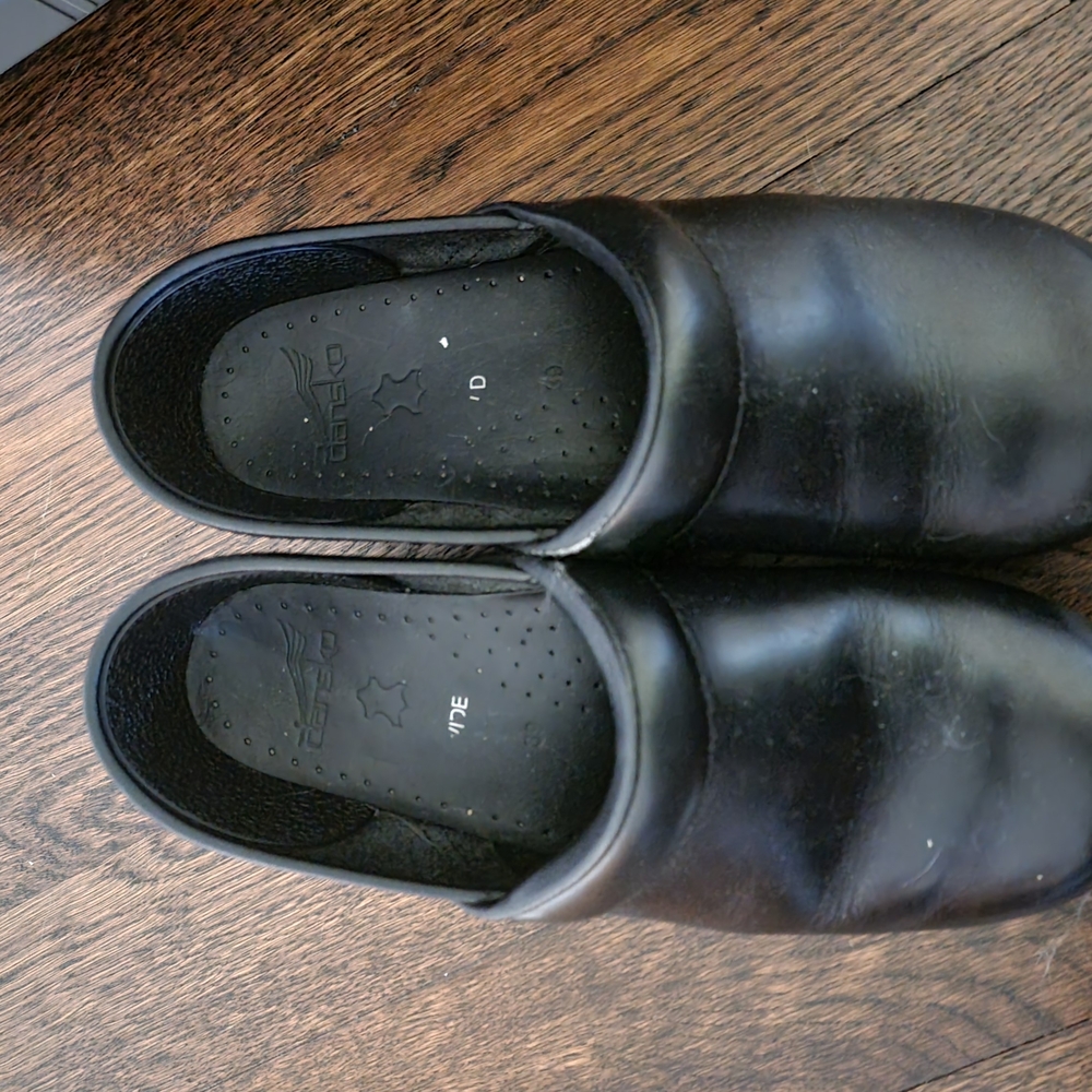 Dansko Wonen's Black Leather clogs